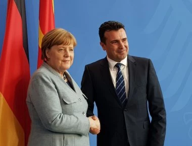 Εξευτελισμός της Ελλάδας από την Μέρκελ: «Kαλωσορίζω τον Μακεδόνα πρωθυπουργό» είπε στον Σκοπιανό! (φωτό, βίντεο)